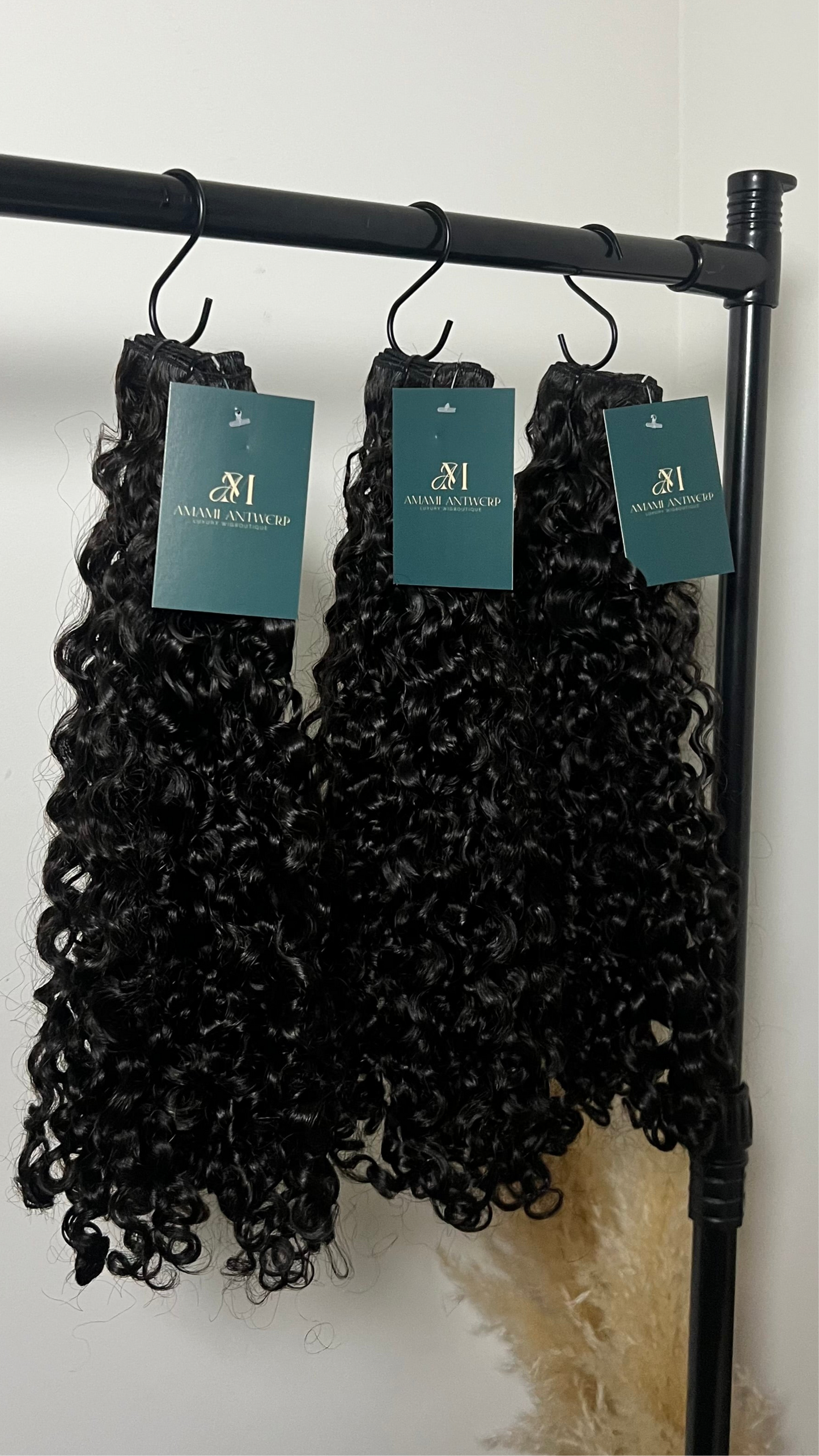 Pixie Curly hair van Amami Antwerp – compacte, natuurlijke krullen met volume en definitie, perfect voor 3A-3C