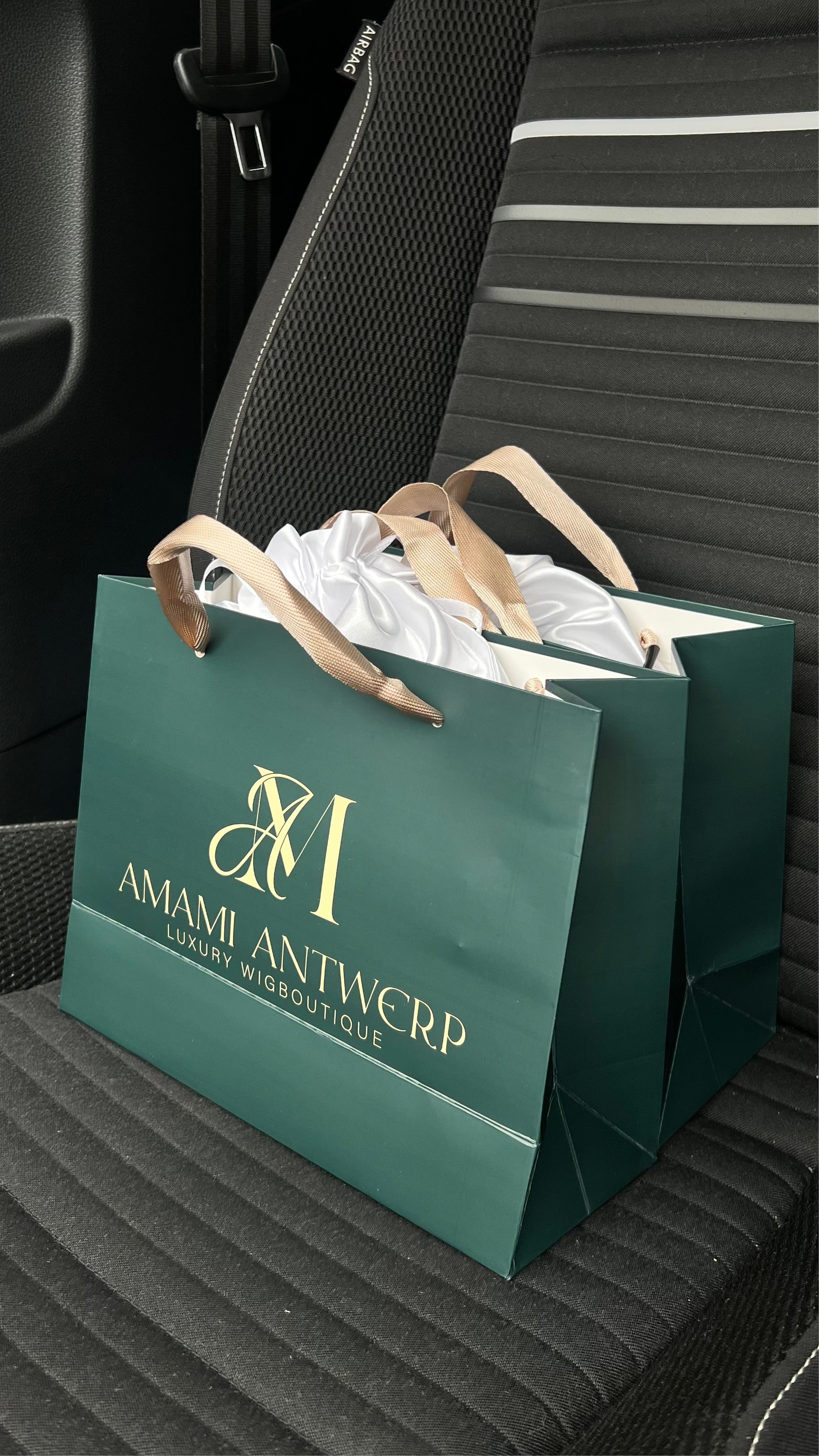 Luxe tas van Amami Antwerp – stijlvol verpakt voor custom orders en premium haarproducten