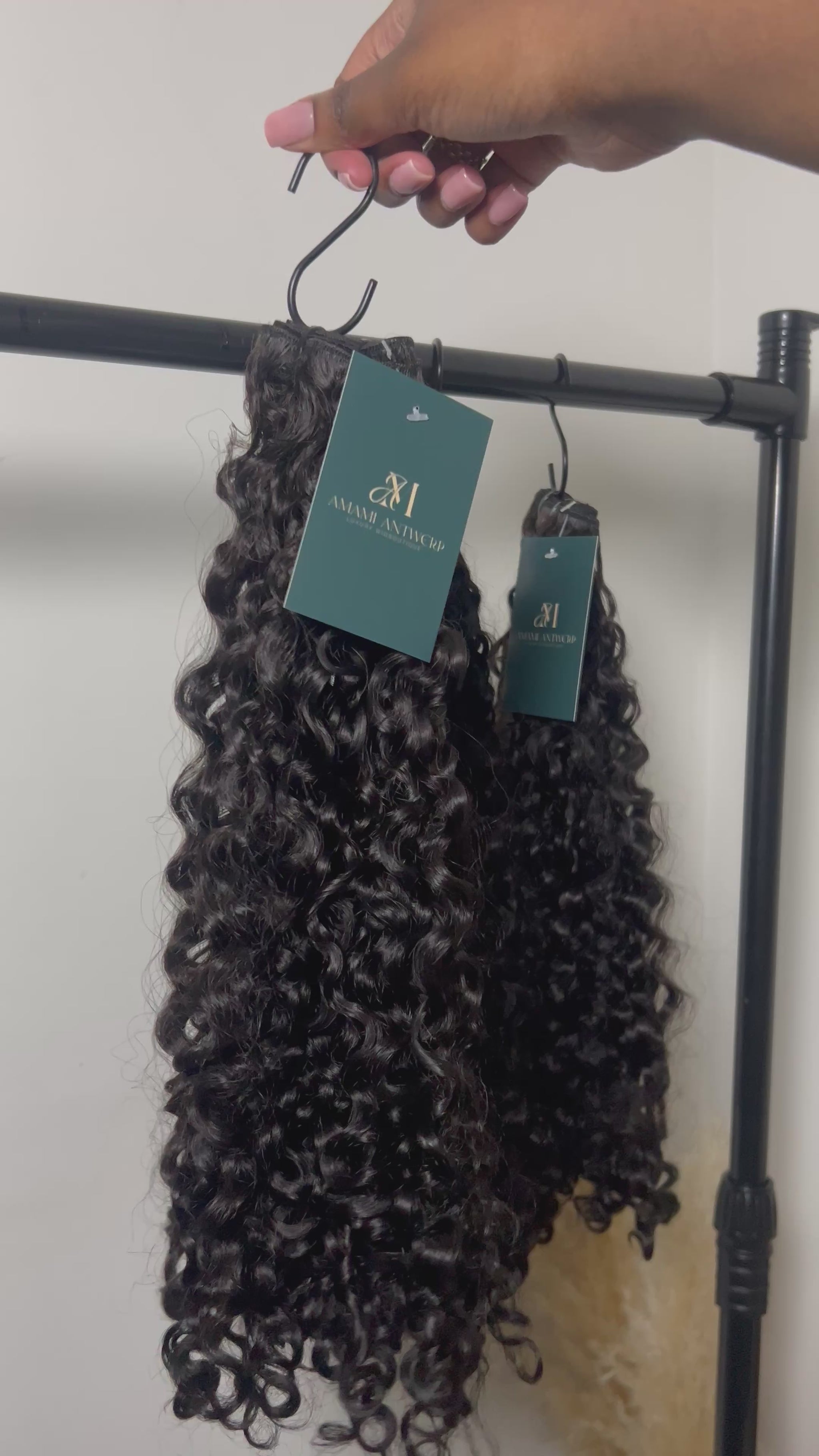 Video van Pixie Curly – strakke krullen, raw hair met een natuurlijke afro-look, ideaal voor vrouwen met textuurhaar
